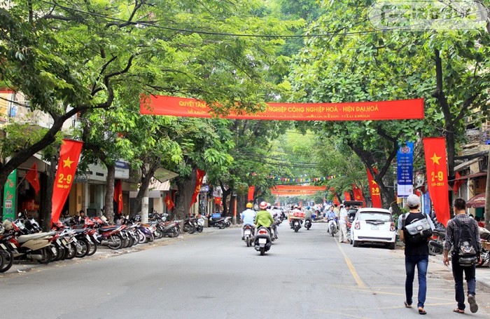 Kỷ niệm 67 năm ngày Quốc khánh 2/9, đường phố Hà Nội ngập tràn cờ hoa, băng rôn, khẩu hiệu rực rỡ